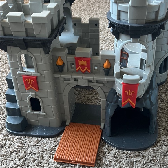Lakeshore Medieval Castle Kids Playset with Dragon and Knights 7 Pieces - Picture 3 of 3